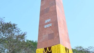 Amar Vatika: Chief Minister Vishnu Dev Sai paid tribute to the martyrs by offering flowers at the Amar Jawan Memorial of Amar Vatika.