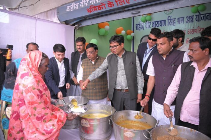 Shaheed Veer Narayan Singh Shram Anna Yojana: Under the Shaheed Veer Narayan Singh Shram Anna Yojana, the canteen was inaugurated by Finance Minister and Minister in-charge of the district, OP Choudhary.